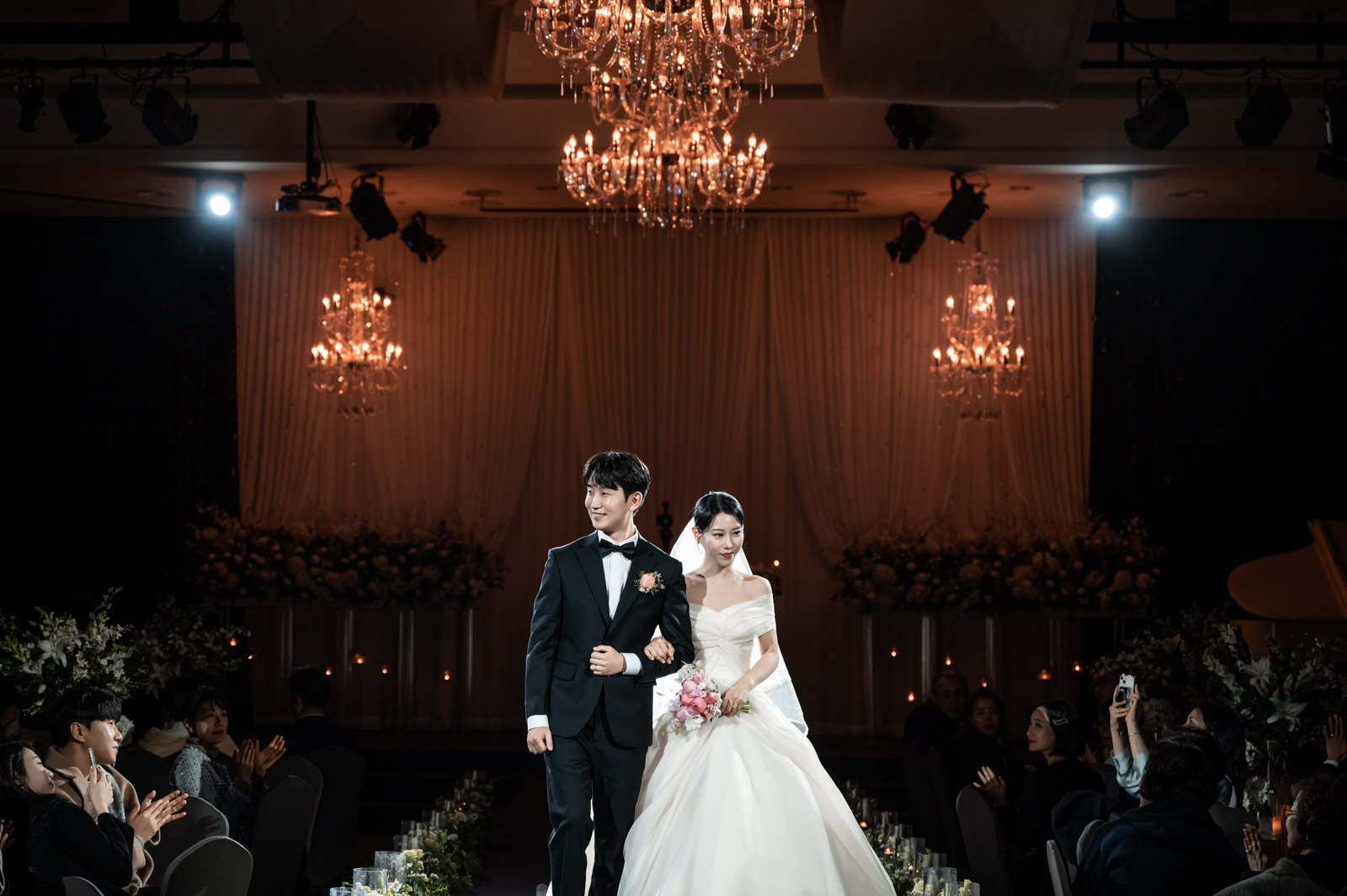 합정 웨딩시그니처 본식 진행 중 신랑 측면 미소 클로즈업