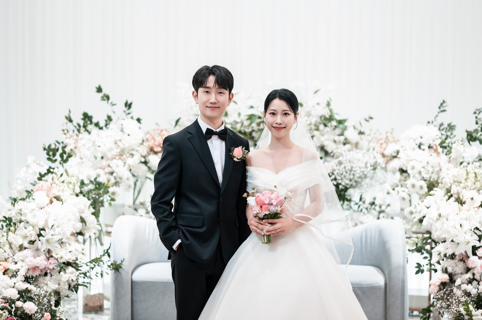 연스러운 분위기 속 화사한 신랑신부님의 모습