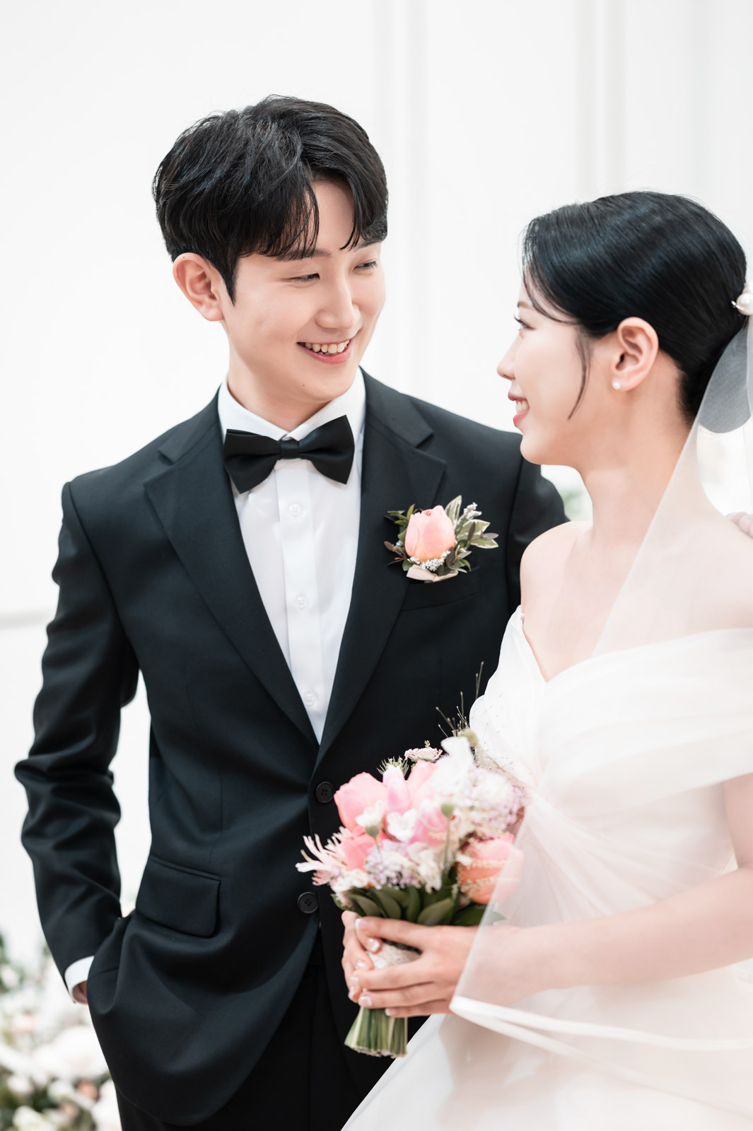 합정 웨딩시그니처 신부대기실 마주보며 미소짓는 커플 컷