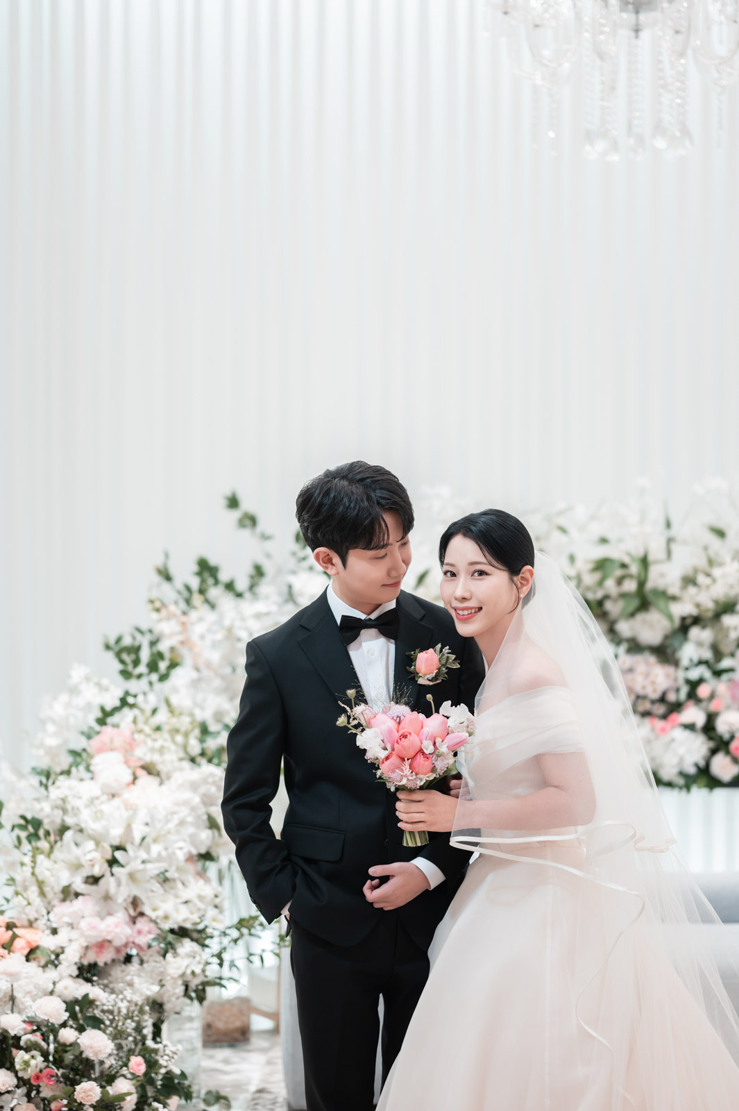 합정 웨딩시그니처 화이트톤 신부대기실 신랑신부 부케 컷
