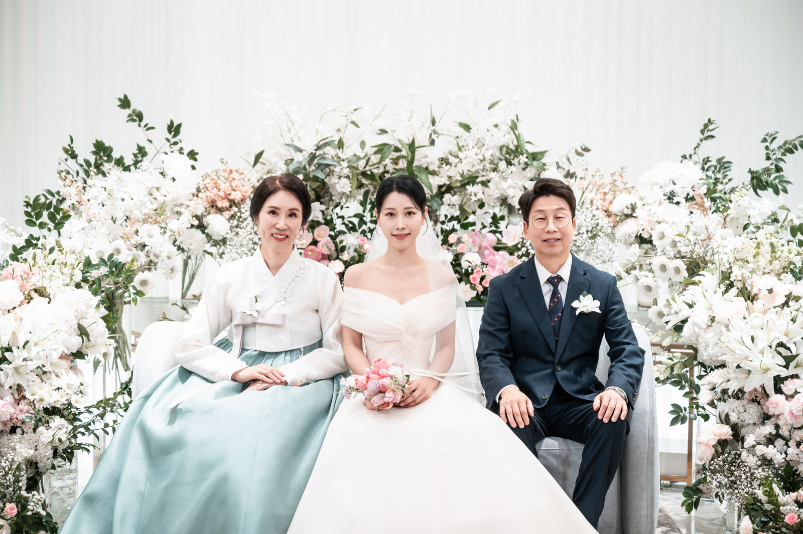 합정 웨딩시그니처 신부대기실 신랑신부 양가 부모님 다정한 컷