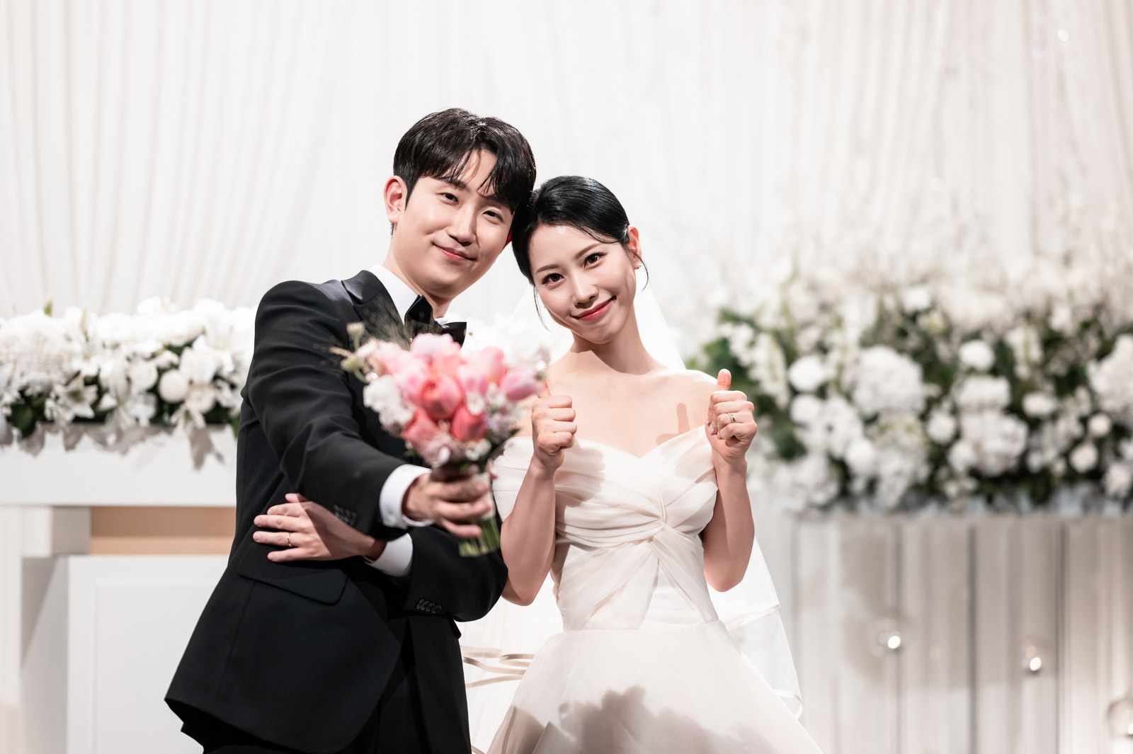 합정 웨딩시그니처 2부 피로연 의상 신랑신부 귀여운 포즈