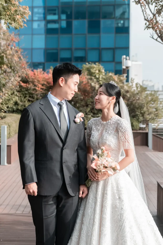 예식 전 야외 촬영으로 담아낸 신랑신부의 웨딩스냅과 영상