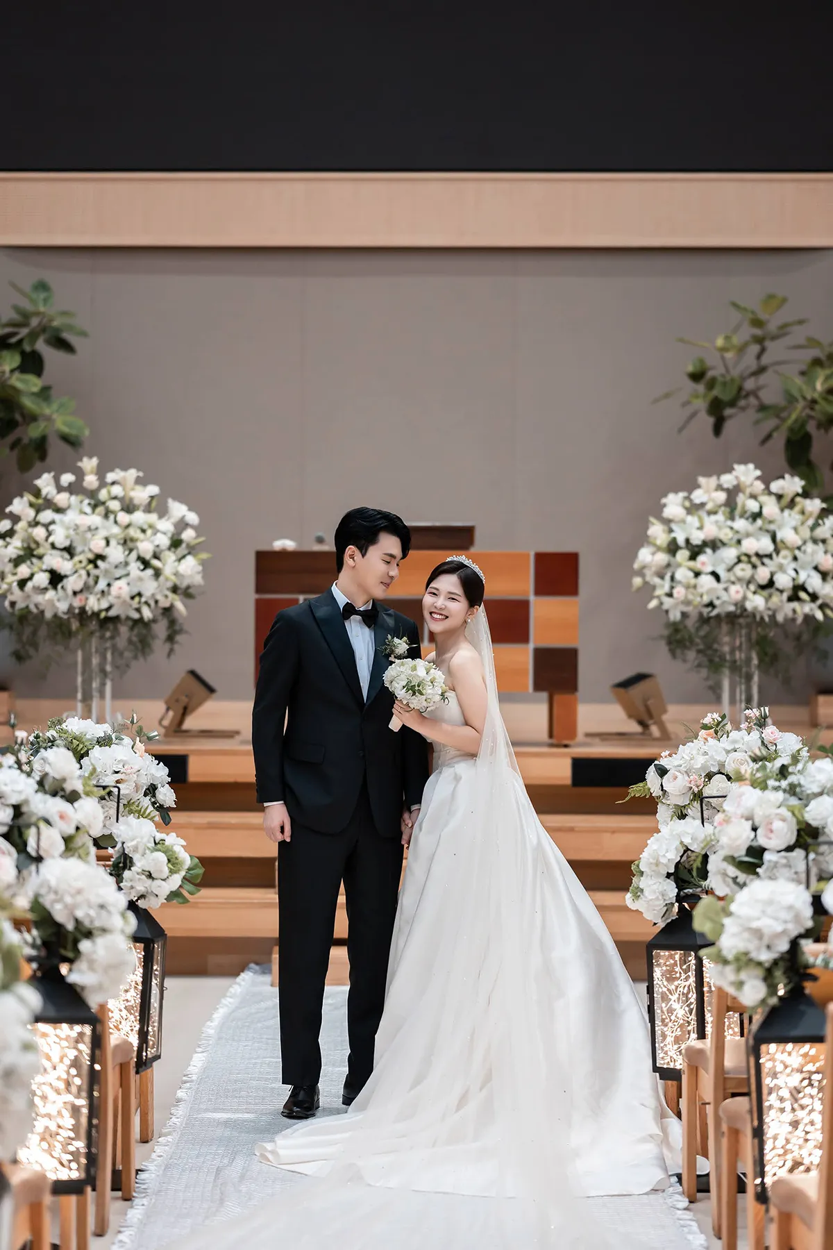 신촌성결교회 예배당에서 두 사람만 여유롭게 남긴 서울 교회웨딩 사진