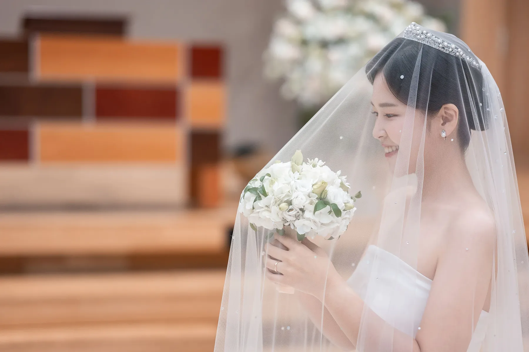 부케와 베일을 함께 담은 신부의 성봉채플 채플웨딩 단독사진