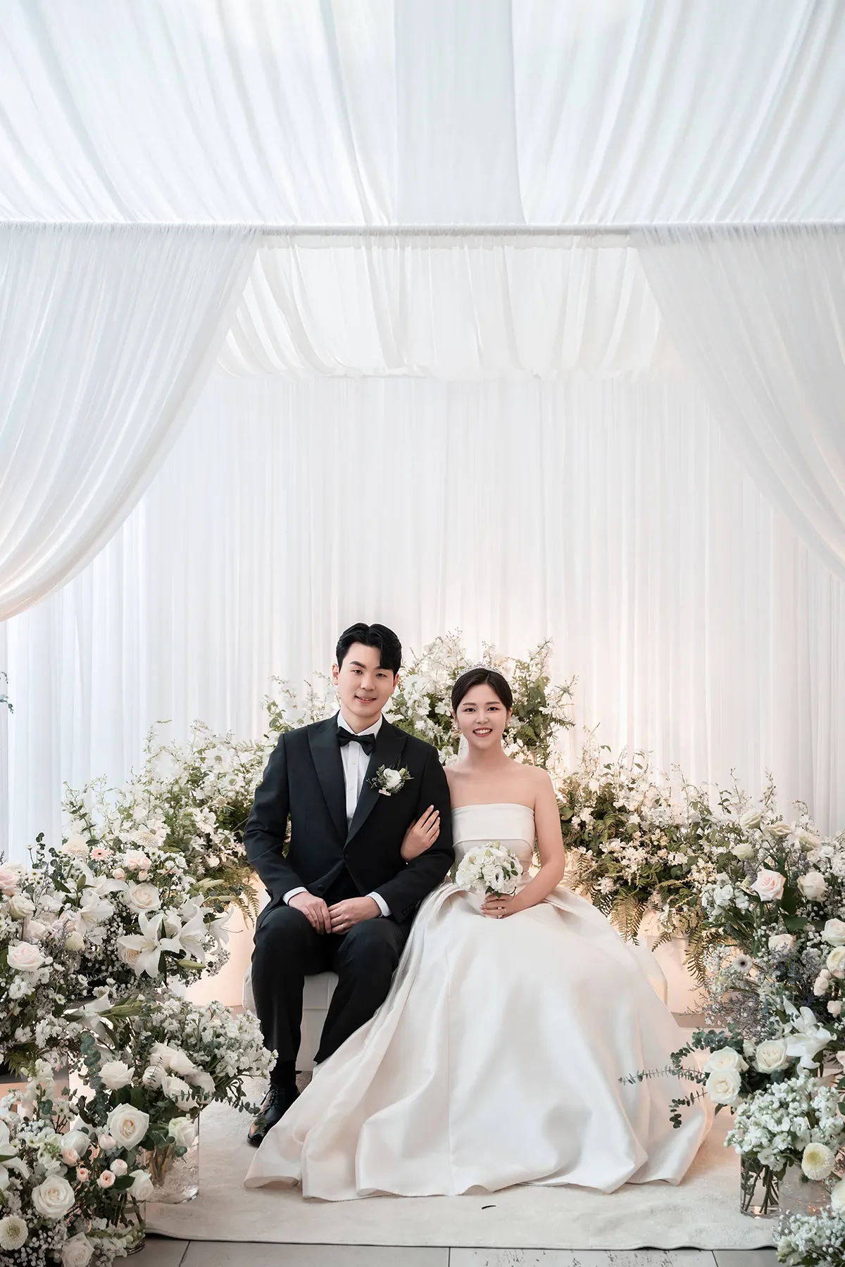 신촌교회 신부대기실에 나란히 앉은 신랑신부의 서울 교회 웨딩촬영