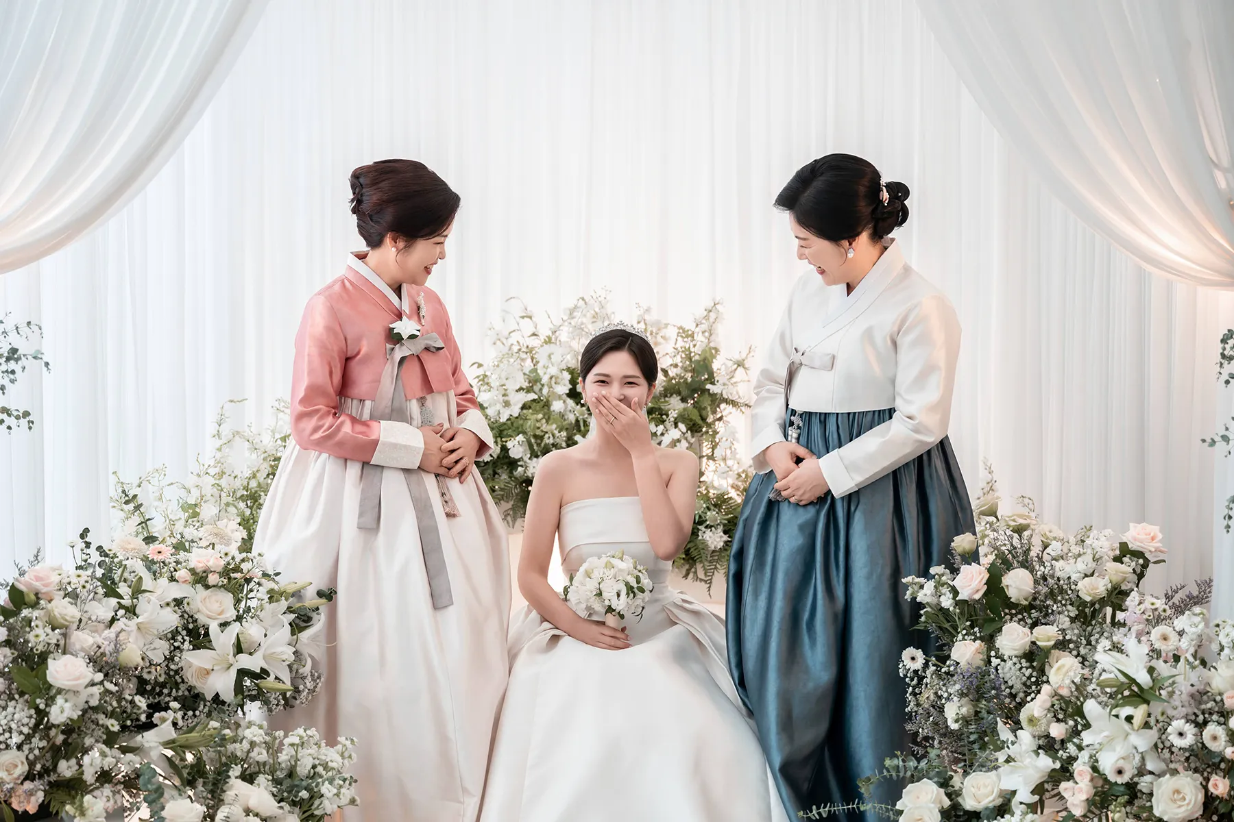 신촌성결교회 밝은 신부대기실에 나란히 앉은 신랑신부의 서울 교회 웨딩촬영