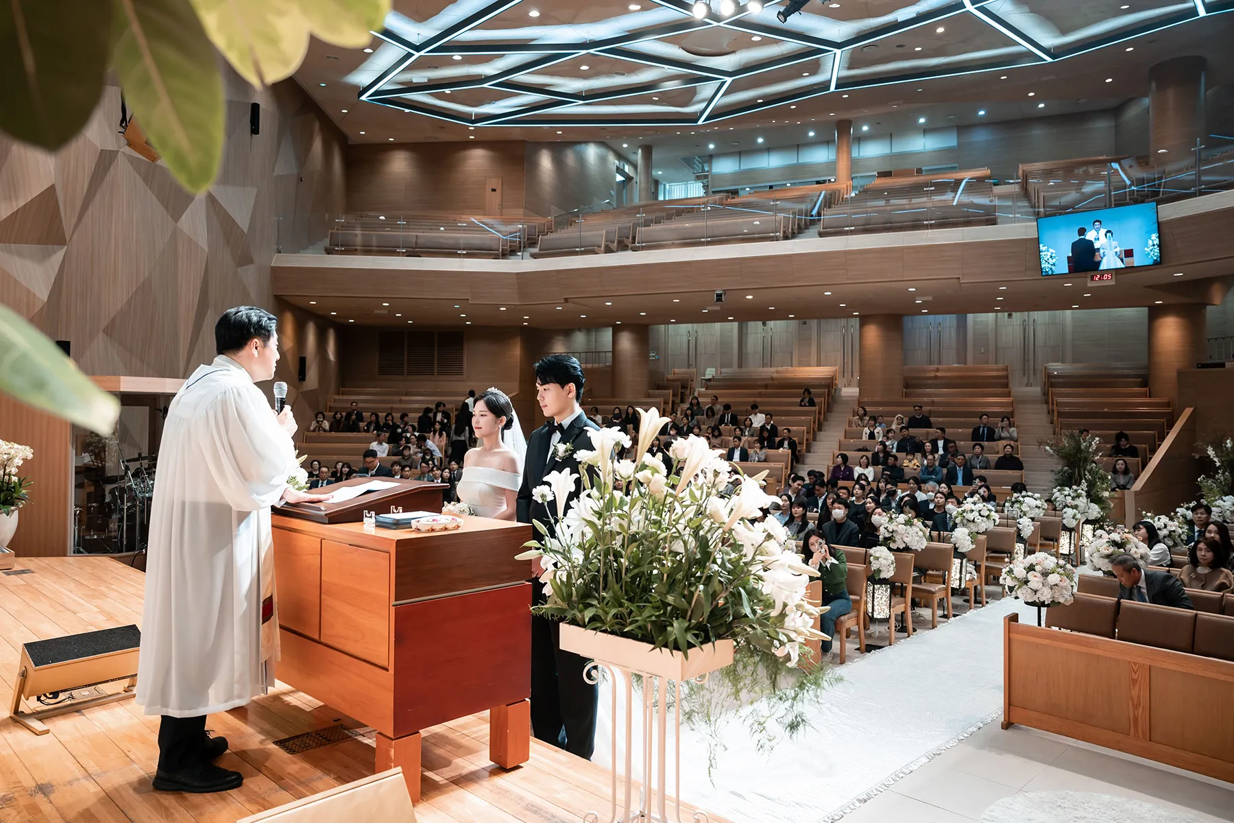 단상에서 바라본 하객과 성봉채플 내부가 한눈에 보이는 서울 교회웨딩홀
