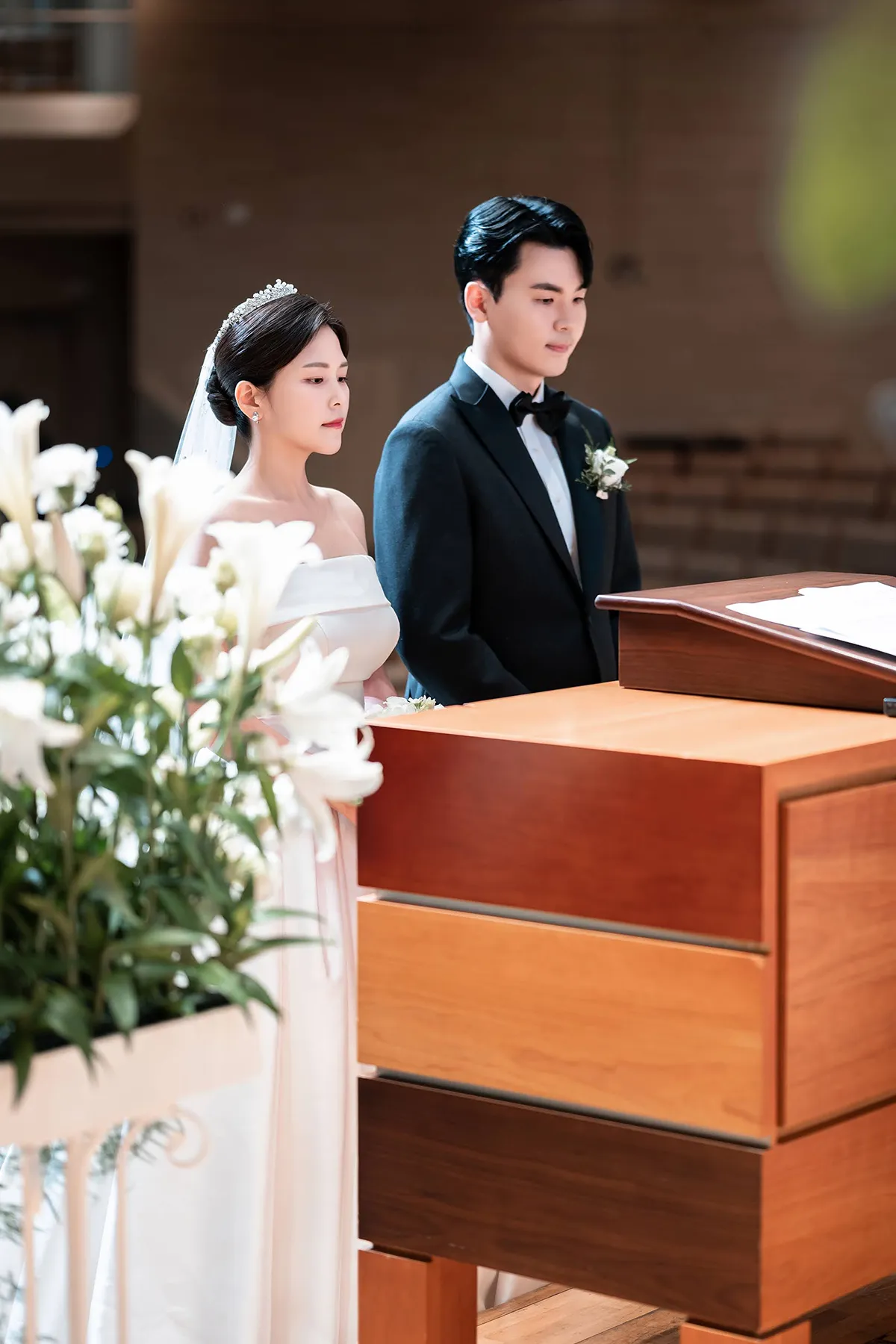 성봉채플 단상에서 차분하게 혼인예배를 진행하는 신랑신부