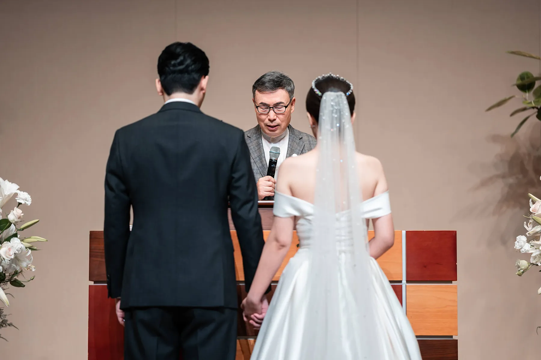 목사님 앞에서 혼인예배를 진행하는 신촌성결교회 교회결혼식 장면