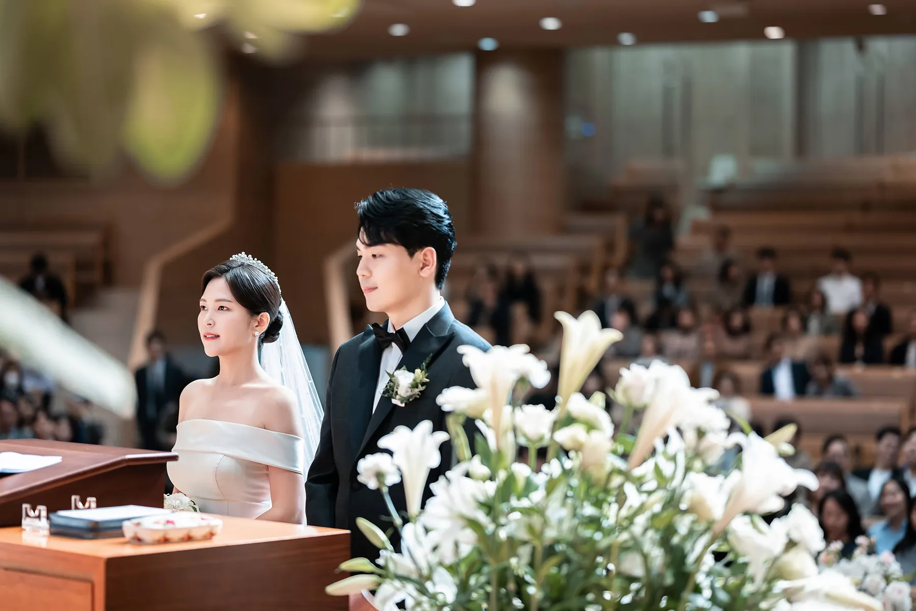 꽃장식 사이로 담아낸 신랑신부의 자연스러운 채플웨딩 본식스냅