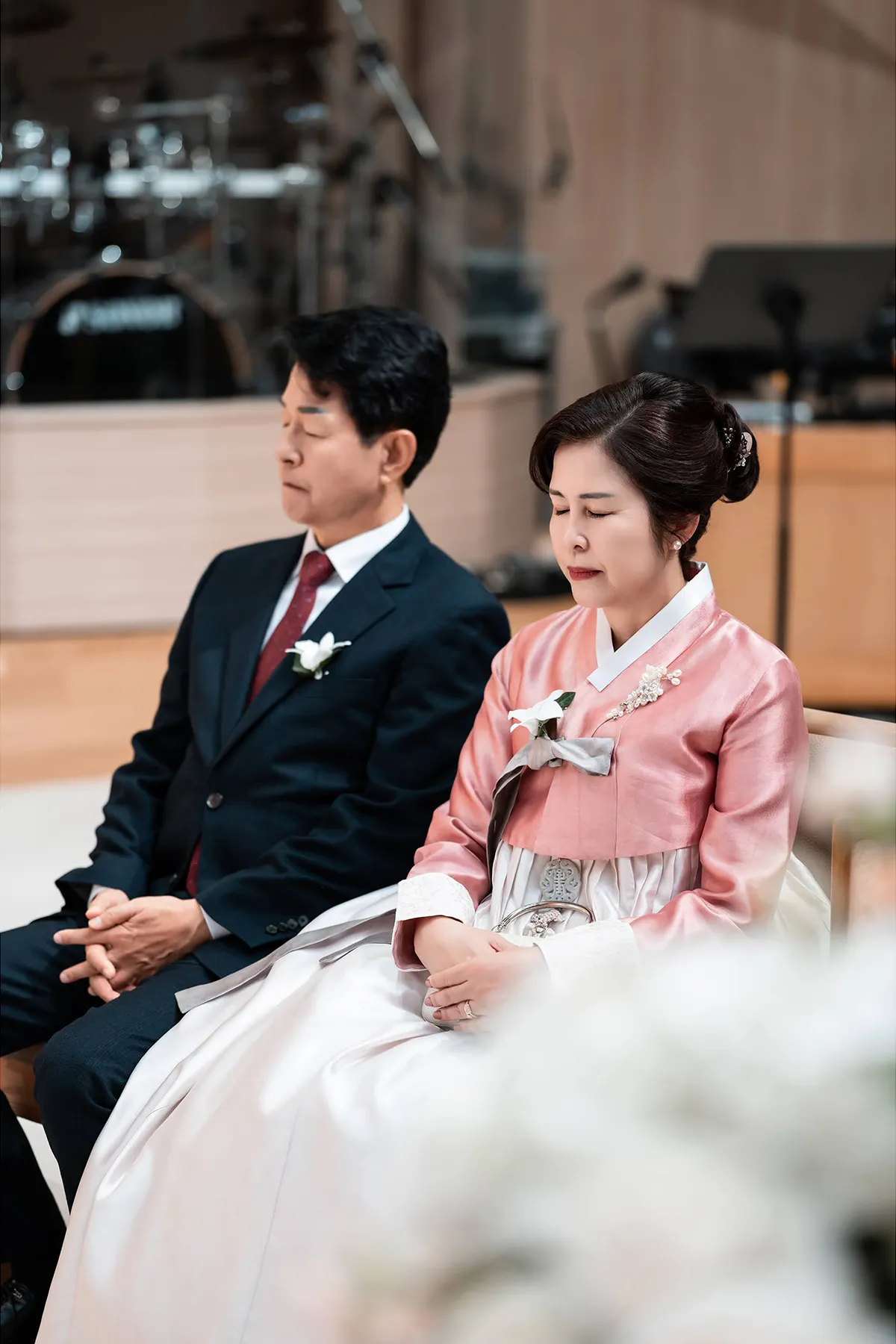 예식을 지켜보는 부모님 모습을 담은 신촌성결교회 본식스냅