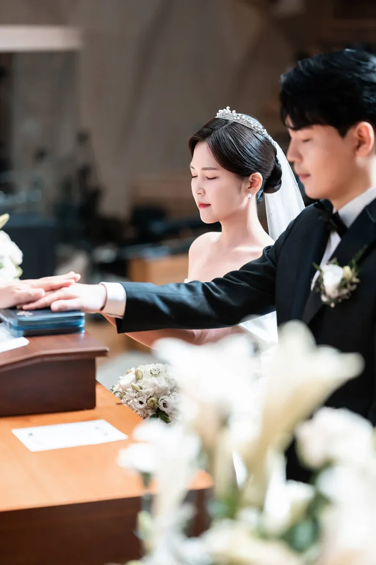 교회결혼식 채플웨딩에서 웨딩서약을 진행하는 신랑 신부, 신촌성결교회 본식스냅과 본식DVD 촬영