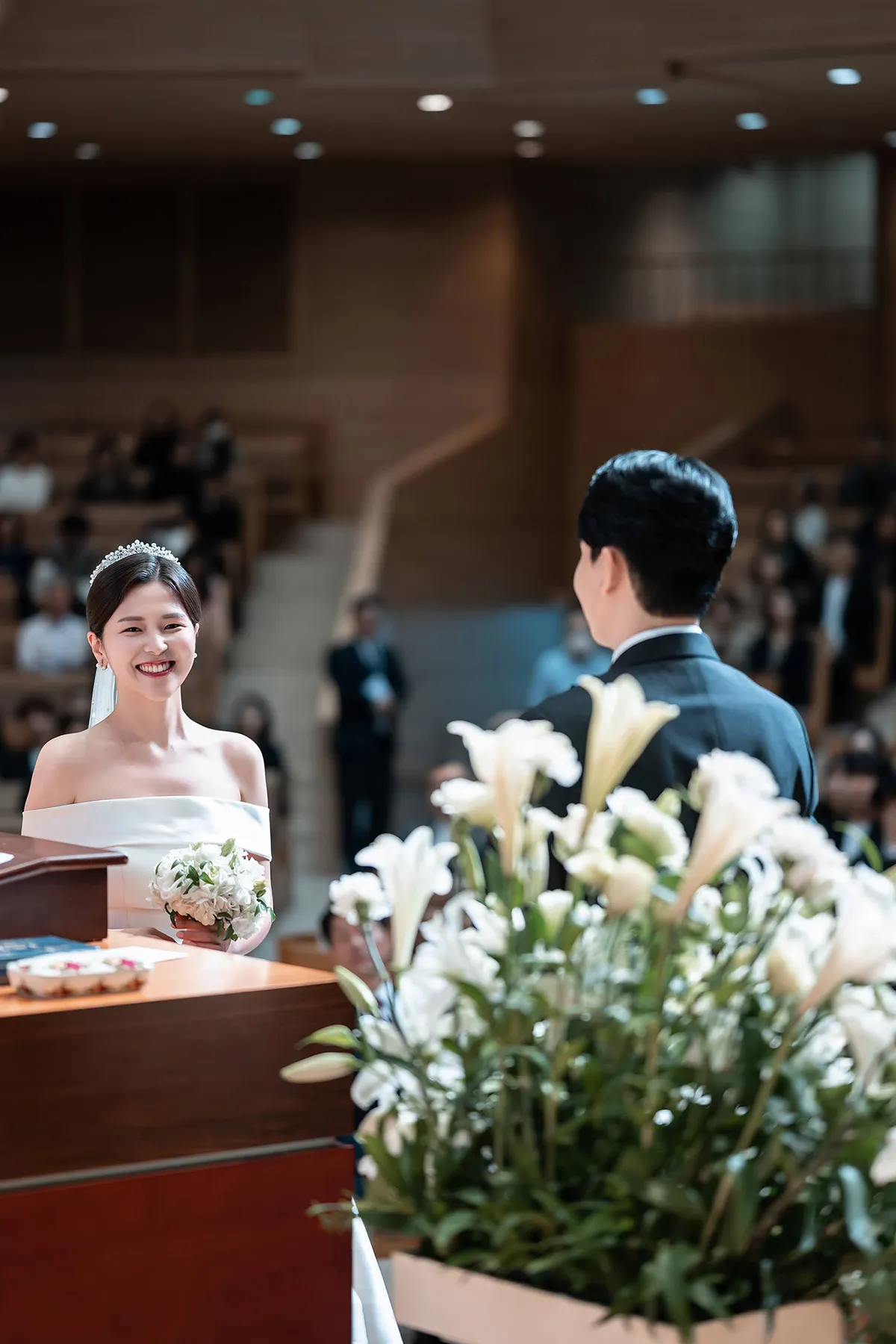 혼인예배 중 서로 마주 보는 신랑신부의 신촌성결교회 본식스냅