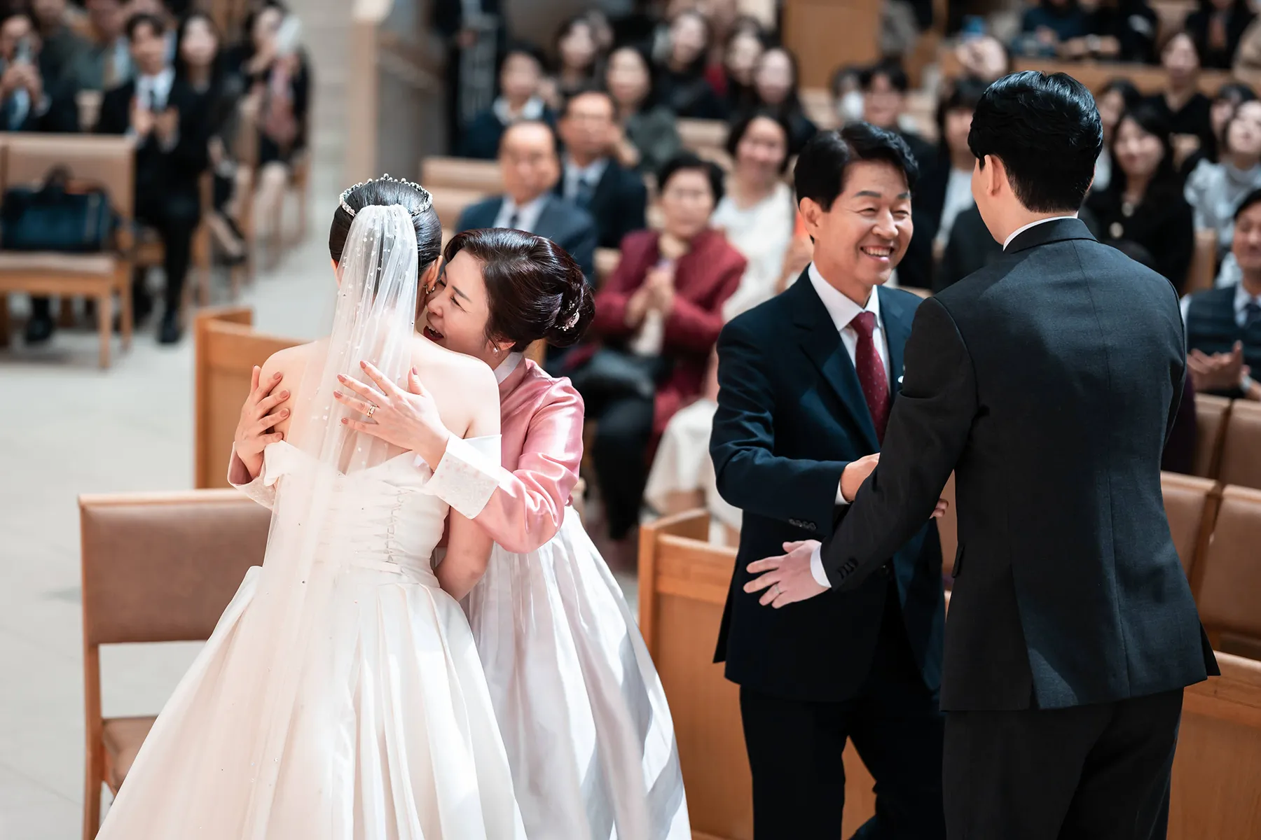 가족과 따뜻하게 인사하는 순간을 담은 교회결혼식 본식스냅