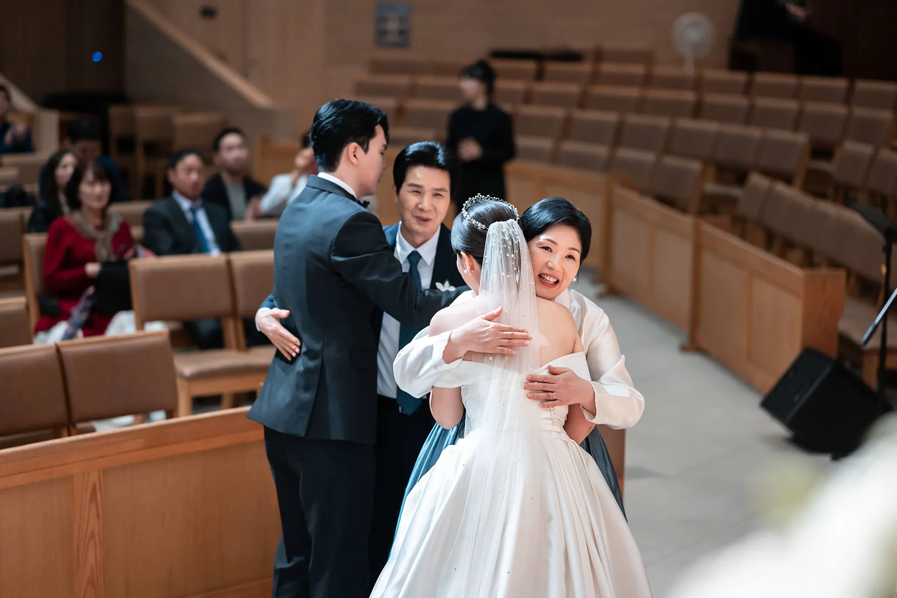 예배당 좌석에서 가족과 함께한 자연스러운 신촌성결교회 교회예식 사진