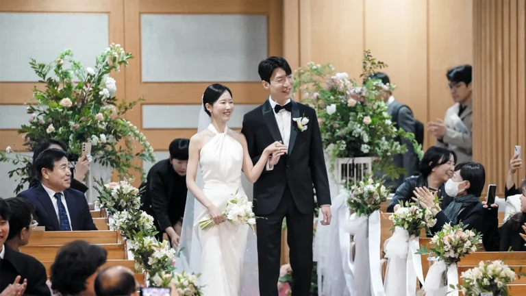 교회결혼식 종교교회에서 진행된 채플웨딩, 혼인예배 중 예배당에서 신랑신부 입장 및 하객환호