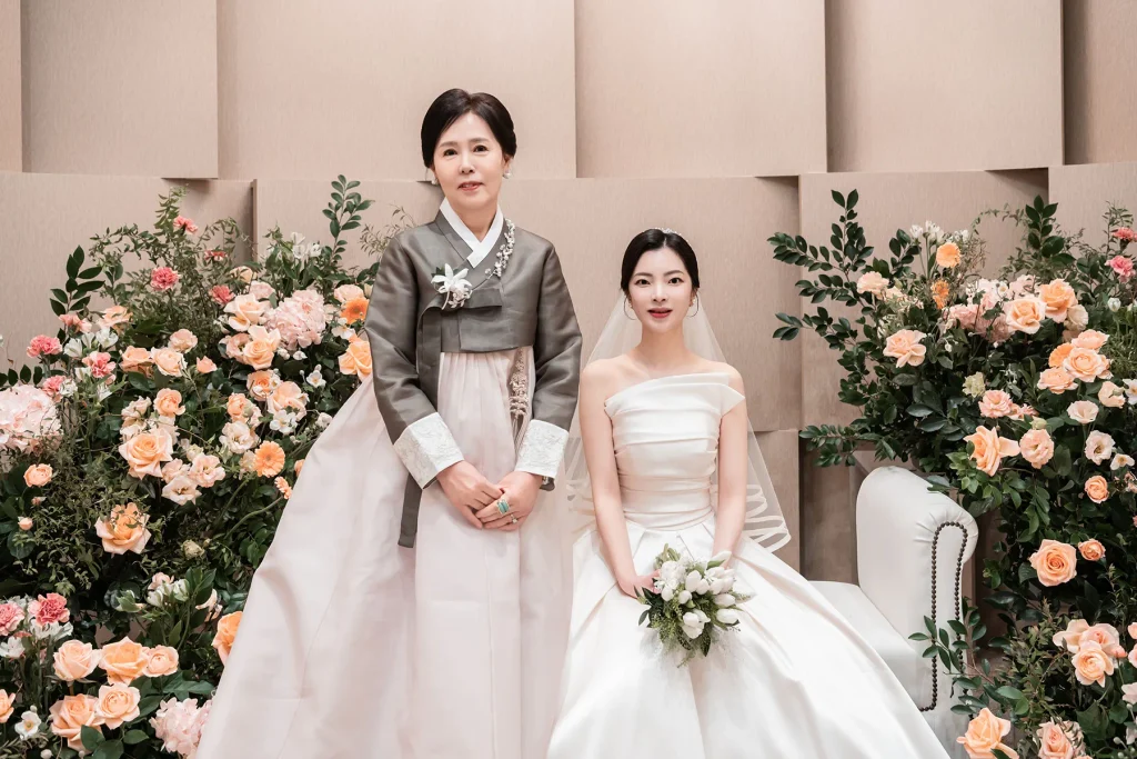 결혼식 전 신부와 어머님이 함께한 가족 웨딩사진