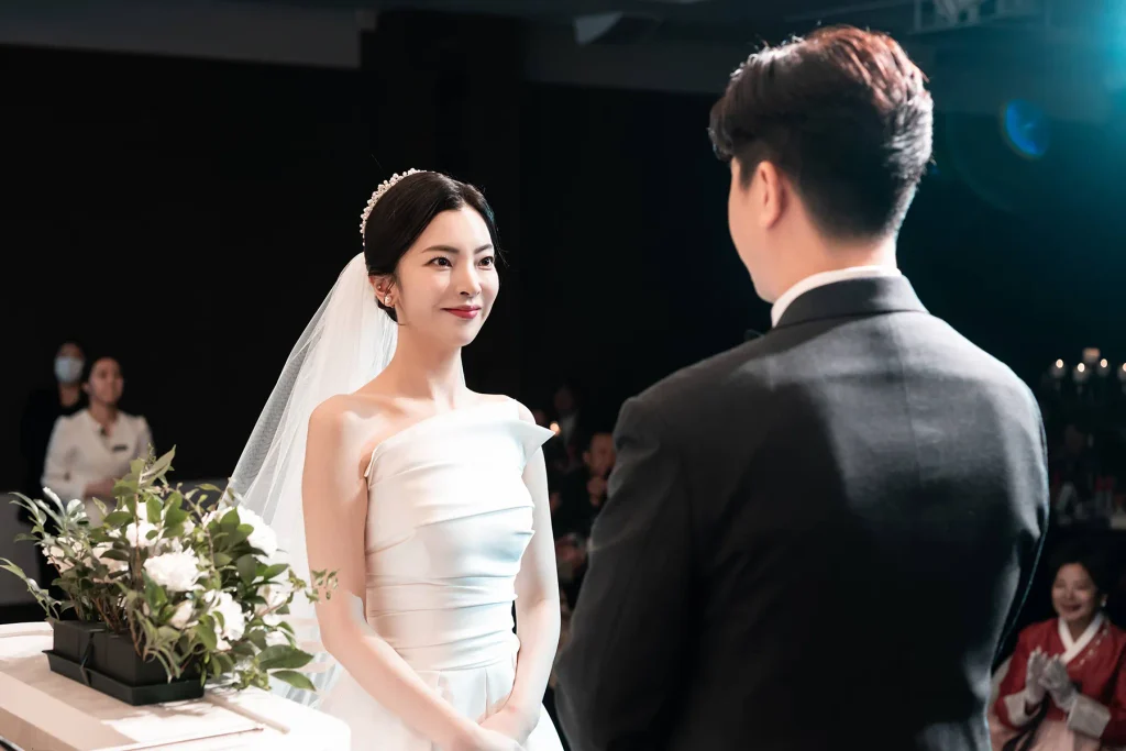예물교환 중 서로 마주 보는 신랑신부 본식dvd