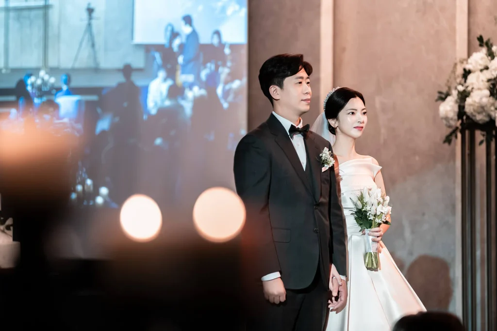 결혼식 본식 중 함께 서 있는 신랑신부 웨딩사진