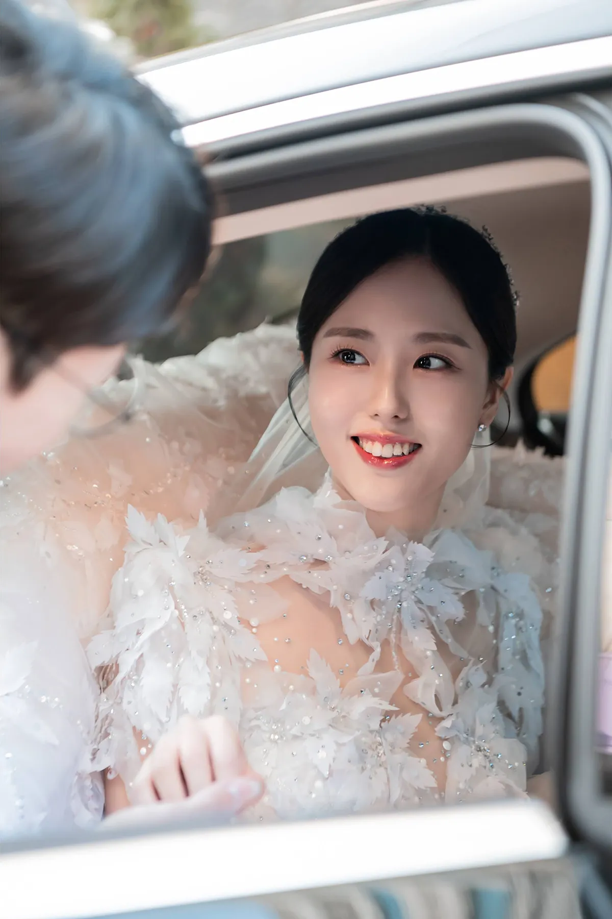 수원 더아리엘 웨딩에서 차량 안 신부님의 모습을 담은 본식스냅