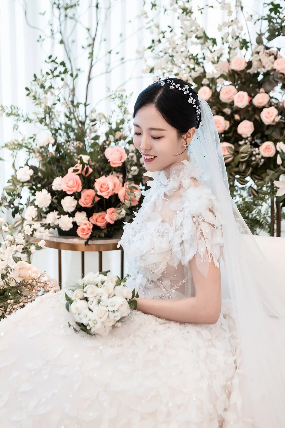 밝은 신부대기실에서 부케를 든 신부님의 웨딩사진