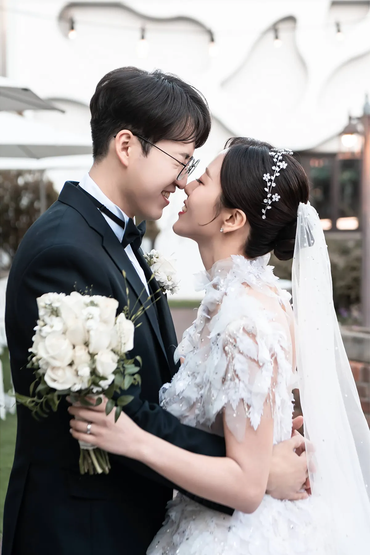 예식 전 야외에서 키스하는 신랑신부의 자연스러운 본식스냅