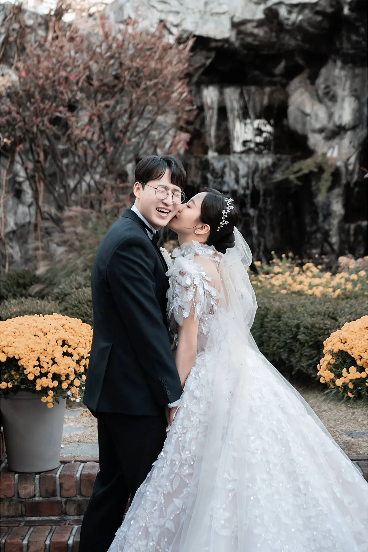 수원 더아리엘 야외 정원에서 담은 신랑신부 웨딩사진