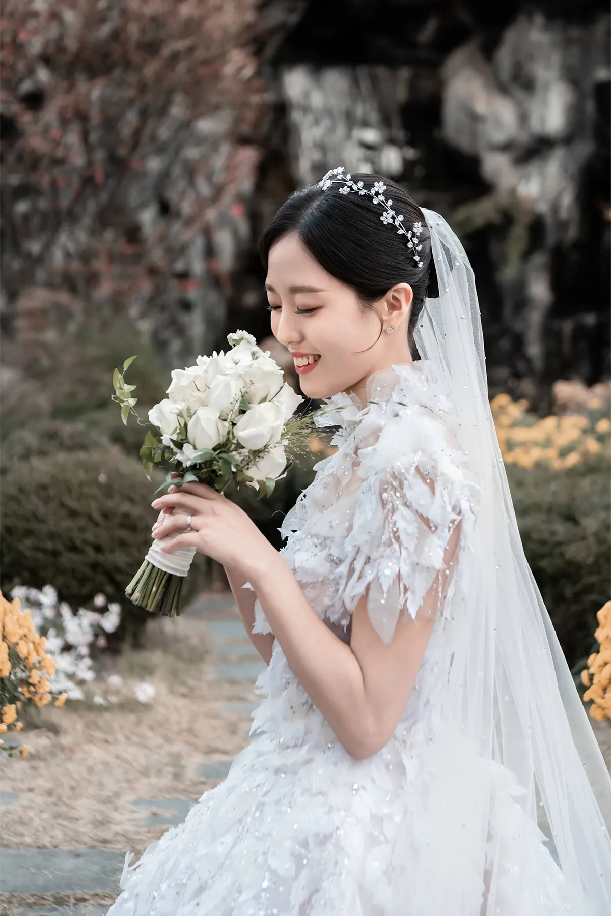 더아리엘 야외정원 부케를 든 신부님의 화사한 야외 웨딩스냅
