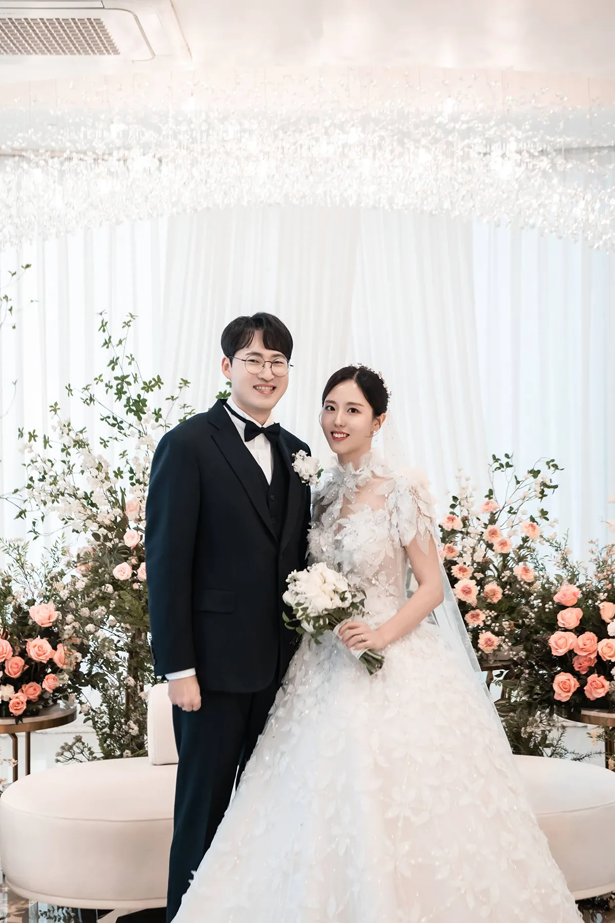 밝은 신부대기실 플라워 배경에서 촬영한 수원 더아리엘 본식스냅