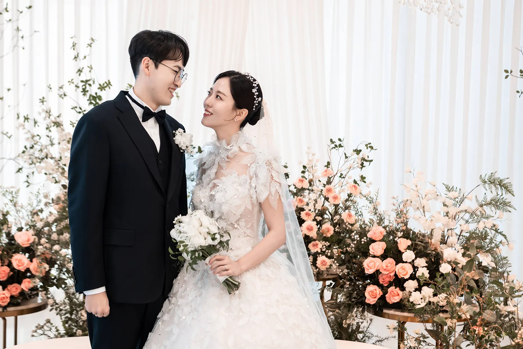 수원 더아리엘 신부대기실에서 함께 선 신랑신부 웨딩사진
